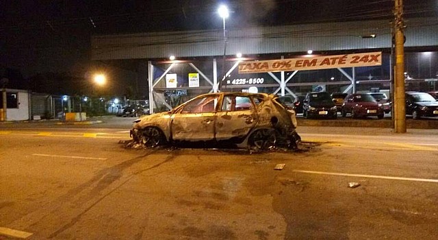 Carros foram queimados durante a fuga do grupo. Ouvinte Rádio Trânsito